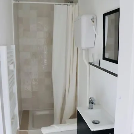 Chez Guillaume Joli Studio, Rer Proche Château Et Direct Paris, Petite Cour Ensoleillée Apartamento Versalhes