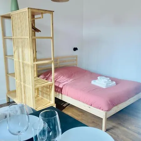 Chez Guillaume Joli Studio, Rer Proche Chateau Et Direct Paris, Petite Cour Ensoleillee Apartment *