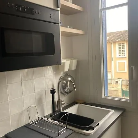 Apartment Chez Guillaume Joli Studio, Rer Proche Chateau Et Direct Paris, Petite Cour Ensoleillee Versailles