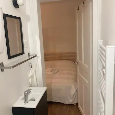Chez Guillaume Joli Studio, Rer Proche Château Et Direct Paris, Petite Cour Ensoleillée