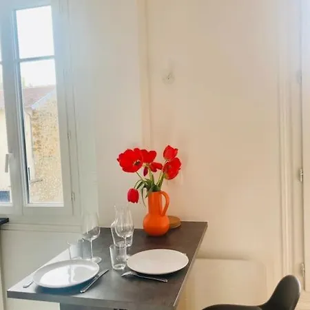 Apartment Chez Guillaume Joli Studio, Rer Proche Chateau Et Direct Paris, Petite Cour Ensoleillee *