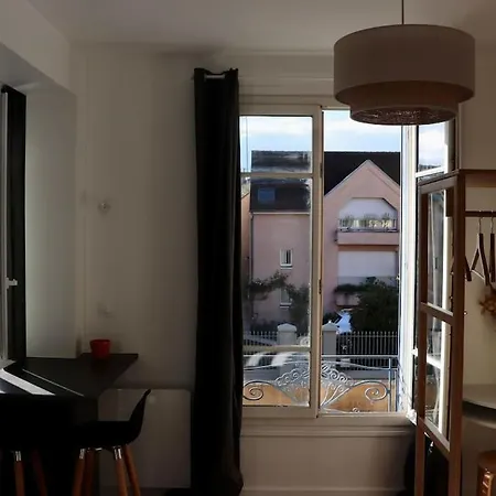 Chez Guillaume Joli Studio, Rer Proche Château Et Direct Paris, Petite Cour Ensoleillée Apartamento