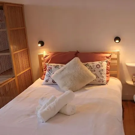 Apartment Chez Guillaume Joli Studio, Rer Proche Chateau Et Direct Paris, Petite Cour Ensoleillee